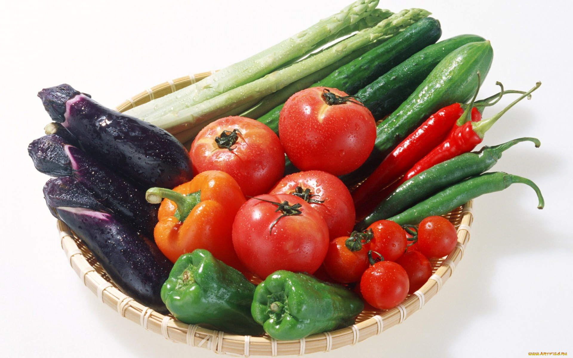 Фрукты овощи на ц. Овощи. Тарелка с овощами. Овощи и фрукты.